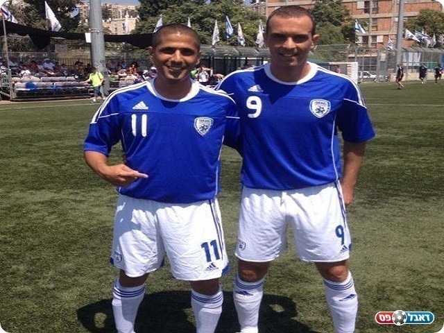 מצטיין המחזור במחוז תיכון לאחר שכבש חמישיה .ניר שיקווה (מימין)